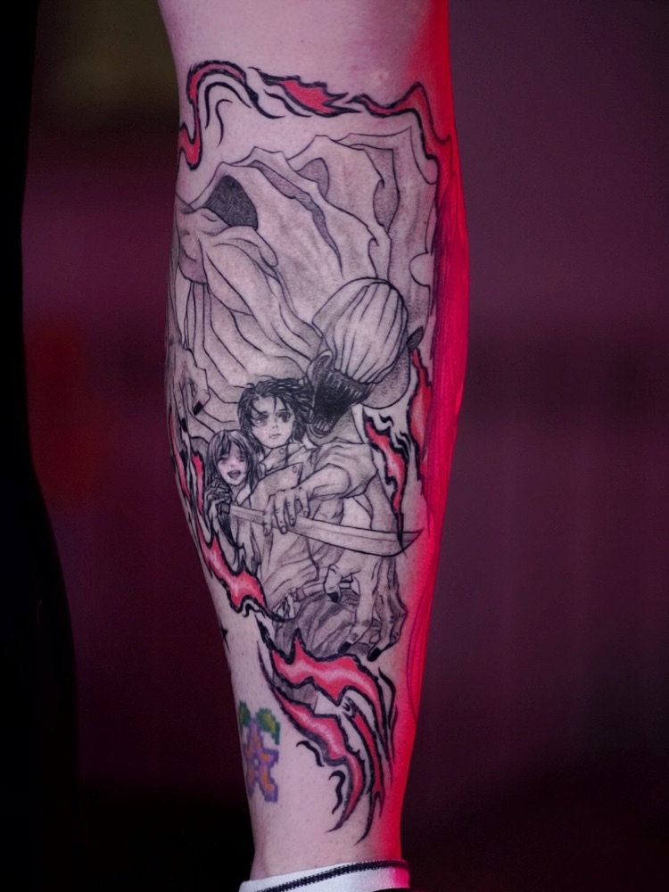 Тату за мотивами «Атаки титанів» на нозі