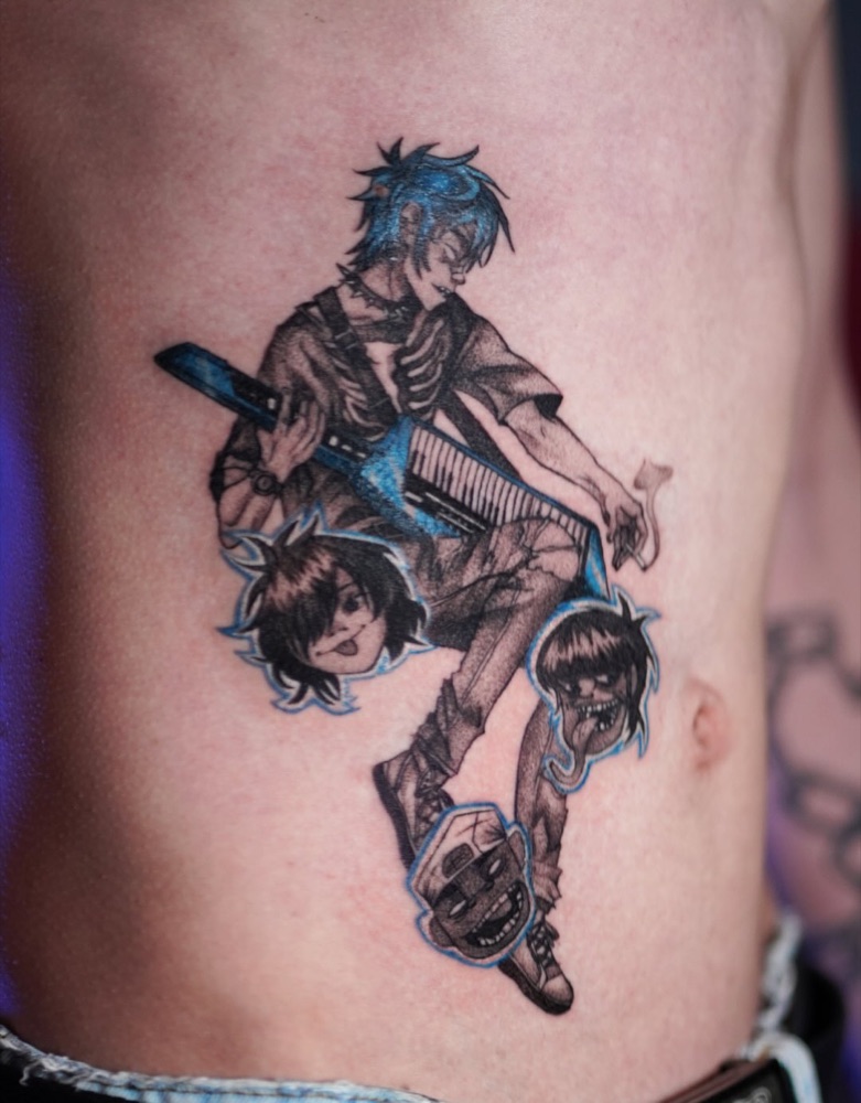 Тату в стилі Gorillaz — гітарист 2-D на животі